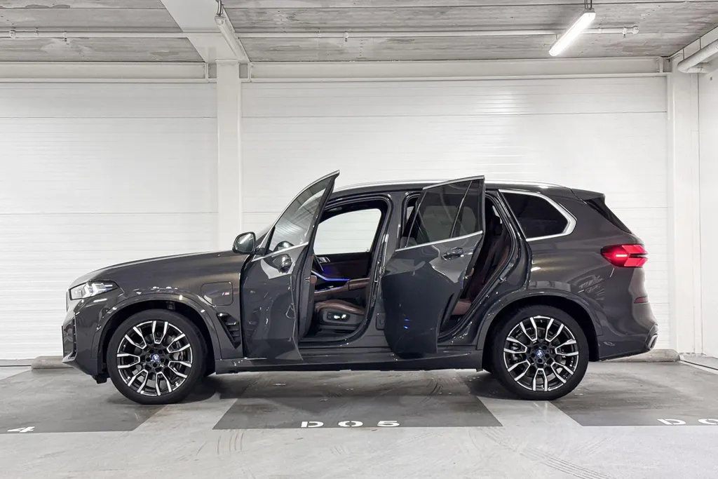 BMW X5 xDrive50e Launch Edition