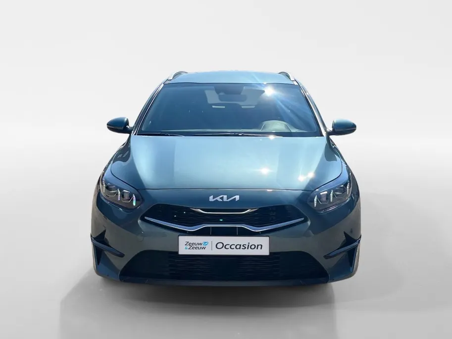 Kia Ceed Sportswagon 1.0 T-GDi DynamicPlusLine | Apple Carplay / Android Auto | Navigatiesysteem | Stoel + Stuurverwarming | Licht + Regensensor | Parkeersensoren Voor + Achter | Camera Achter | Elektrisch Bedienbare Achterklep | Cruise Control | Rijstrooksensor + Correctie