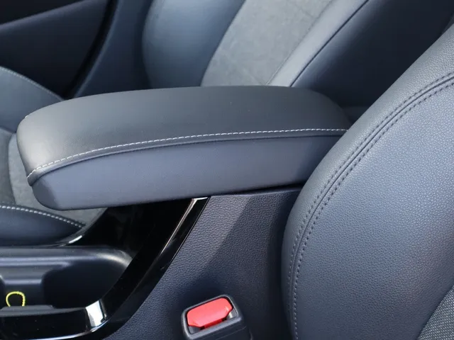 Toyota Corolla Touring Sports 1.8 Hybrid Dynamic Trekhaak | All Seasons | Carplay | Stoelverwarming