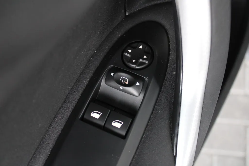 DS DS 4 Crossback 1.6 THP Chic | 17' LM | Trekhaak | PDC | Camera | Cruise |