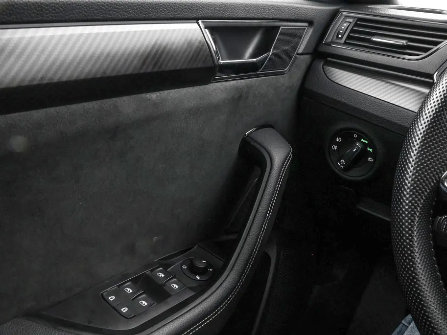 Škoda Superb Combi 1.4 TSI iV 218pk DSG Sportline Business · Panoramadak · 360 Camera · Inklap. Trekhaak · Matrix LED · Canton Audio · Elek. Stoelen + Geheugen ·