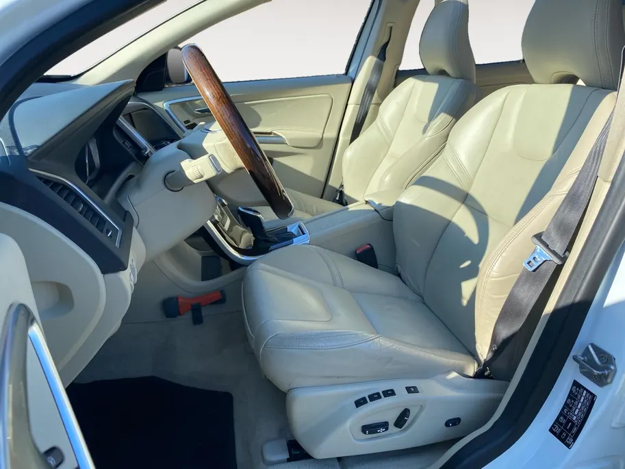 Volvo XC60 2.0 T5 Automaat Summum Luxury Line | Inscription Line | Pano Dak | NL-Auto | NAP | Trekhaak | Memory Seats | 20'| Camera | Stoelverwarming | Cruise Control | Navigatie | etc.