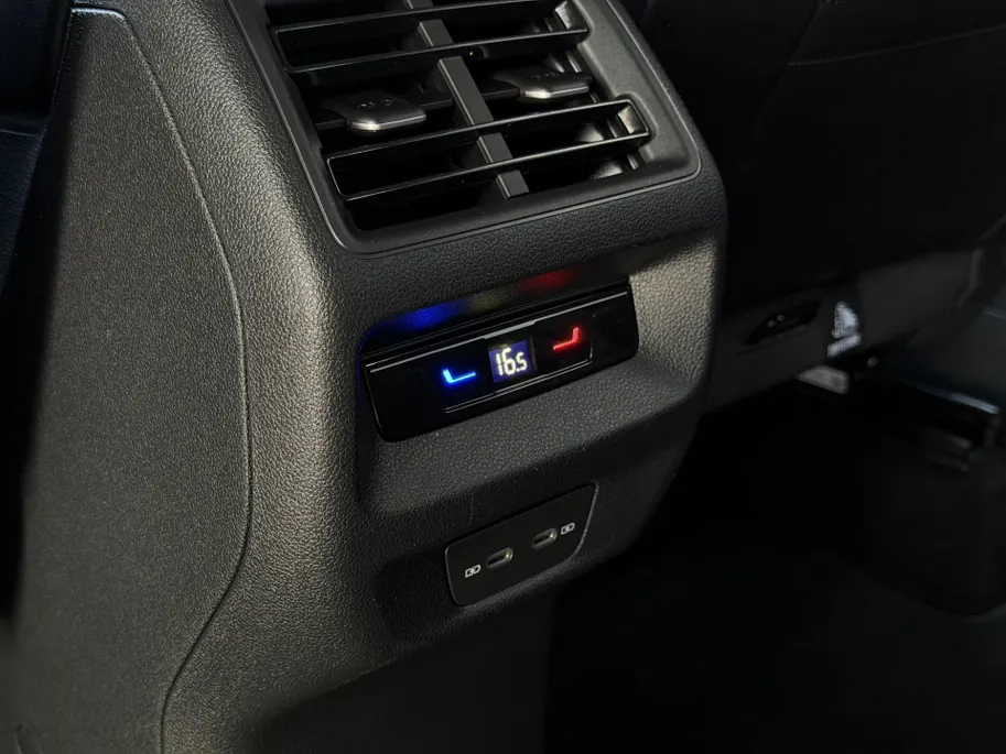 Volkswagen Tiguan 1.5 eTSI R-Line Business | Elektrisch wegklapbare trekhaak | Stoelmassage | Elektrisch bedienbare achterklep | Achteruitrijcamera | Parkeersensoren voor- en achter | Navi | Adaptive cruise control | Sportstoelen