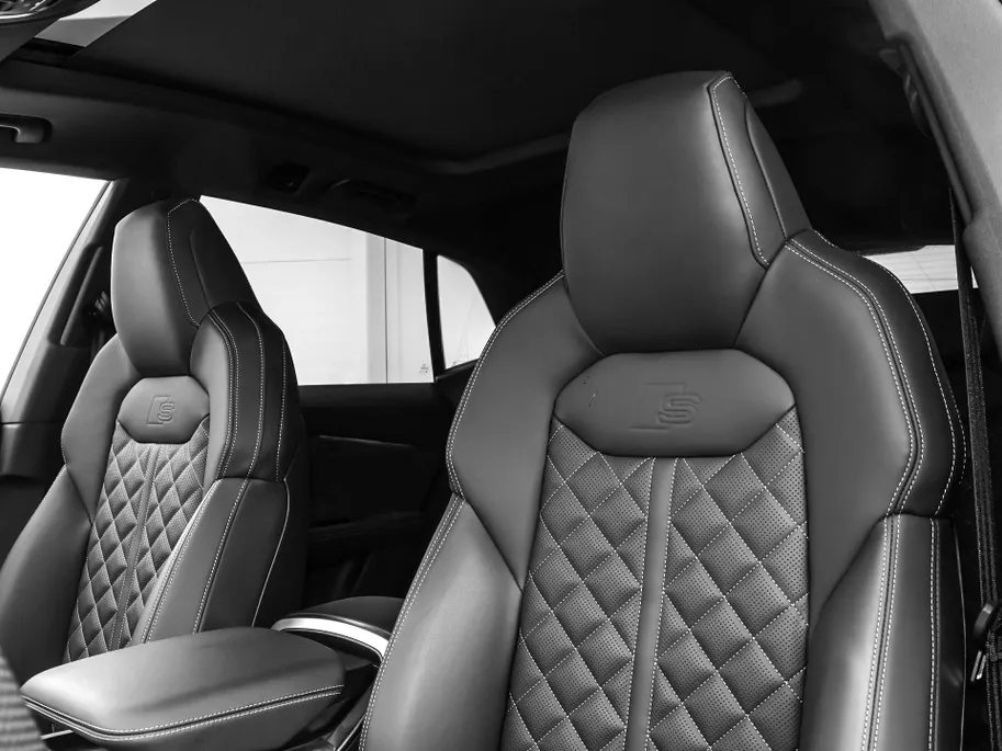 Audi Q8 55 TFSI e quattro Pro Line S 394 PK · 22' LM Velgen · Glazen panorama dak · B&O Premium 3D · Assist. plus, remote park · Stoelventilatie + Massage · Trekhaak · Servosluiting