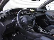 Peugeot 208 1.2 PureTech GT Pack | Stoelverwarming | Pano dak | Camera | Cruise adapt. | Dodehoek detectie | 17' LM | Navi | Clima | Leer/alcantara sportstoelen |