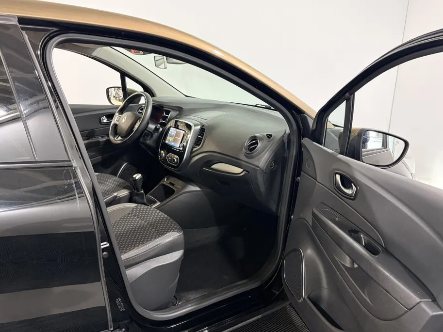 Renault Captur 90PK TCe Intens | Trekhaak | Navi | Climate Control | Bluetooth | Camera | Parkeersensoren | Cruise Control | Armsteun | Licht & Regen Sensor | Blind Spot |
