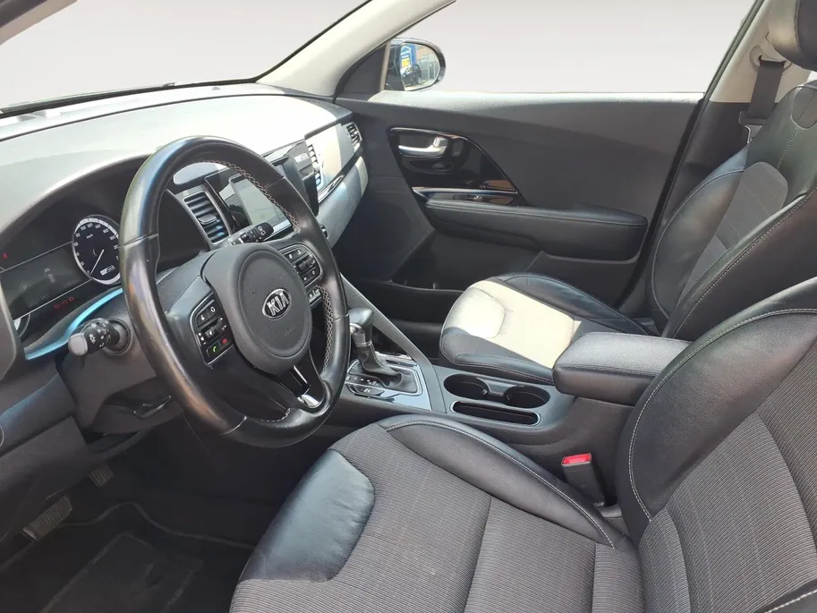 Kia Niro 1.6 GDi Hybrid First Edition achteruitrijcamera , navigatiesysteem full map , electronic climate controle , cruise , parkeersensor , lm velgen zwart .