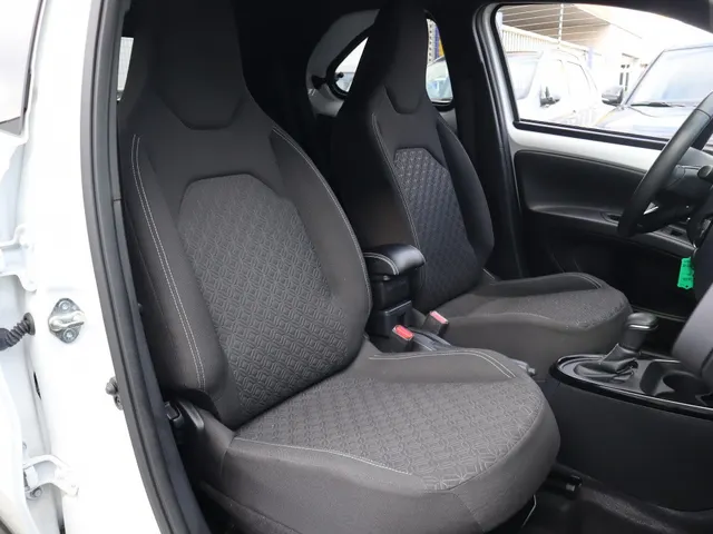 Toyota Aygo X 1.0 VVT-i S-CVT Pulse Automaat Bi-Tone | AllSeasons | Climate co