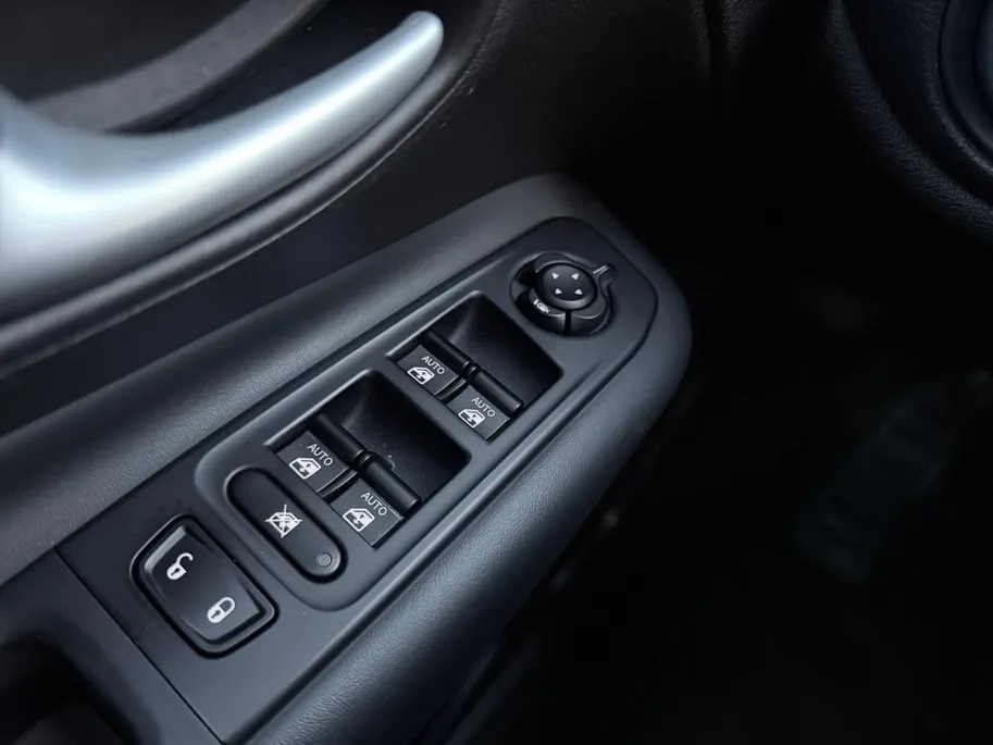 Jeep Renegade 1.5T e-Hybrid S 190PK AUTOMAAT | Black line| Lichtmetalen velgen| Parkeer sensoren V/A| Navigatie| Camera| Climate Control| 4WD drive| Leer| elec. stoel| Reservewiel|