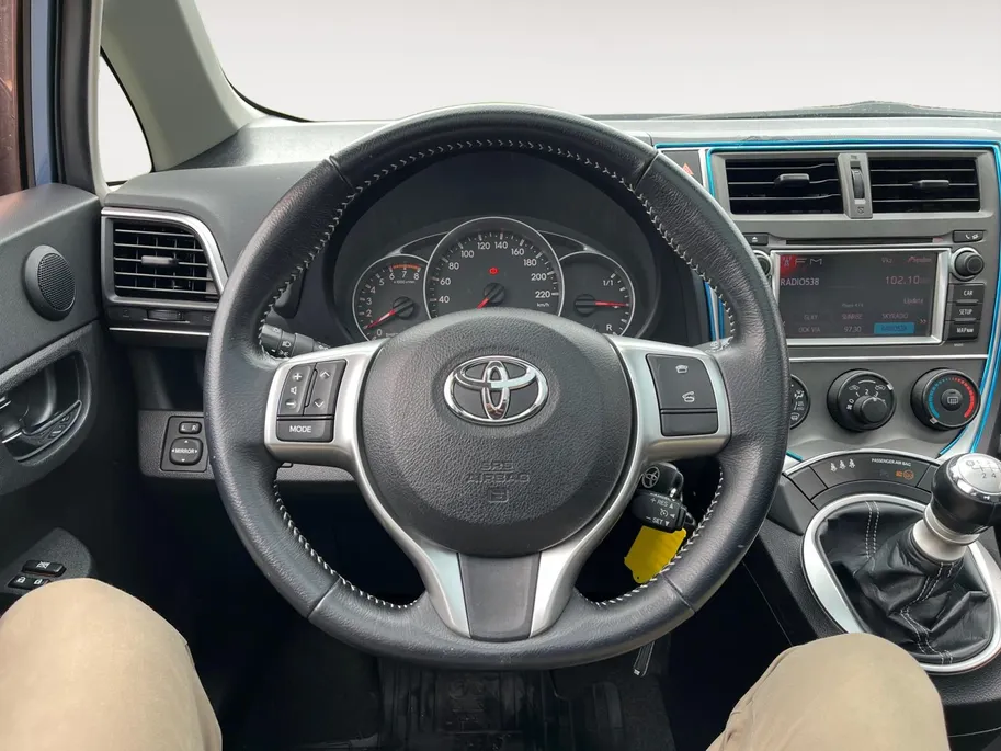 Toyota Verso-S 1.3 VVT-i Dynamic | Achteruitrij Camera | Panorama Dak | Parkeersensoren | Airco | Bluetooth | Hoge Instap | 12 Maanden Bovag Garantie