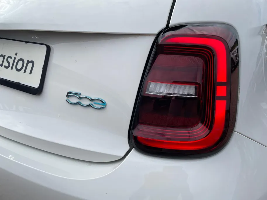 Fiat 500 La Prima 42 kWh *SOH 95%*Navi*Camera*Climate Control*Stoelverwarming*Carplay*Adapt.Cruise Control*Parkeersensoren*LM.Velgen*Zeer nette auto!