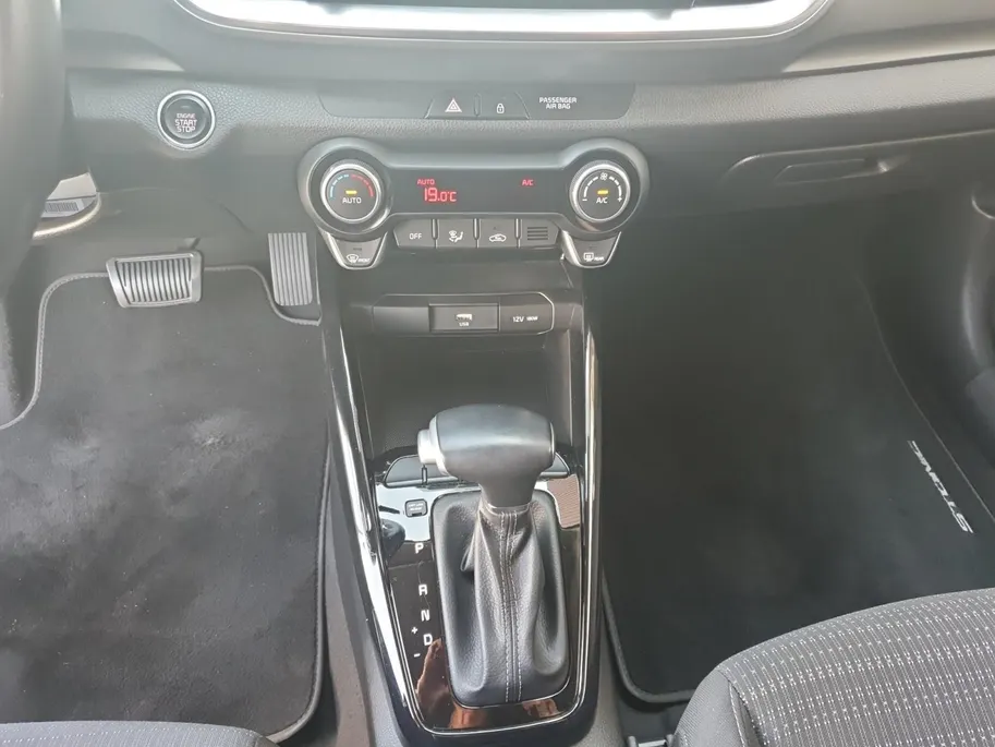 Kia Stonic 1.0T MHEV DynamicPlusLine | Trekhaak | Navigatie | Climate control | Cruise control | Keyless met startknop | Getinte ramen achter | Apple Carplay / Android Auto |