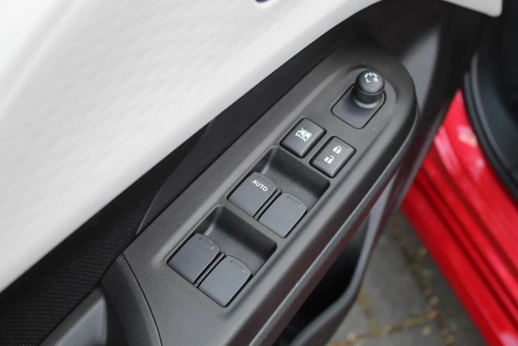Suzuki Swift 1.2 Select Automaat | Nu € 2.200,- KORTING | Stoelverwarming | Lichtmetalen velgen | meerprijs kleur € 699,-