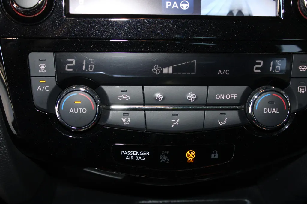 Nissan QASHQAI 1.2 Tekna | Automaat | Lederen bekleding | Electrische Stoel verstelling | 360grd camera | Parkeersensoren voor en achter | Dodehoek sensoren | Nette auto met weinig kilometers | Stoel verwarming |