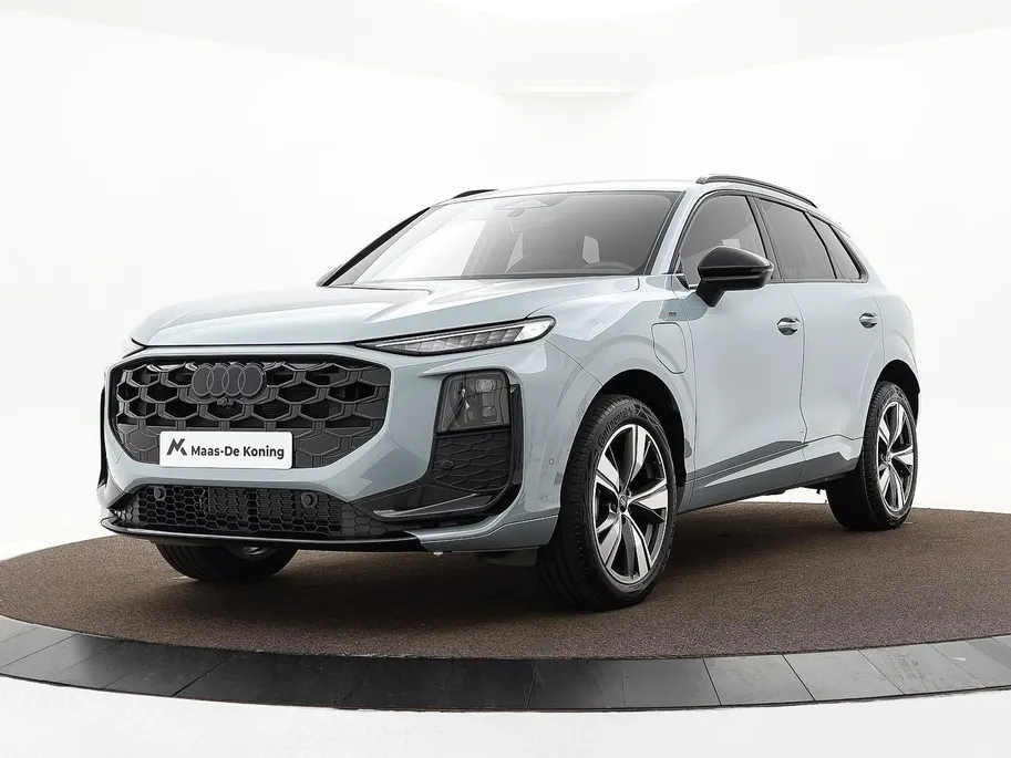 Audi Q3 1.5 200kW e-hybrid S edition 272 PK · Tech plus · Lederen bekleding · Trekhaak elek. wegklapbaar