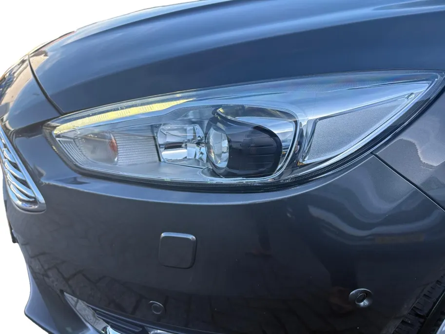 Ford Focus Wagon 1.0 Titanium |Lederen/stof bekleding| Trekhaak| bi-xenon koplampen| keyless entry| 12 maanden Bovag garantie|