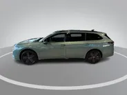 Volkswagen Passat Variant R-Line Edition 1.5 eHybrid 204 PK 6 DSG · Draadloze telefoonlader · Achteruitrijcamera · Sfeerverlichting · Black Style Pakket · Trekhaak inklapbaar, met elektrische ontgrendeling, incl. aanhangwagenmanoeuvreerhulp 'Trailer Assist' ·