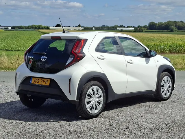 Toyota Aygo X 1.0 VVT-i MT Play CAMERA | CRUISE | NL-auto | rijklaarprijs !!