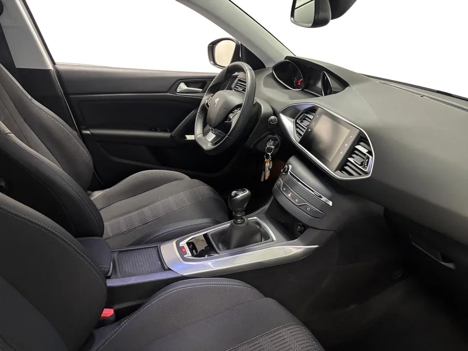 Peugeot 308 1.2 PureTech Allure APPLE CARPLAY ANDROID AUTO CAMERA PARKEERSENSOREN 5 DEURS LM VELGEN PAS 17000KM VOLLEDIGE DEALER ONDERHOUDEN ALLES AANTOONBAAR