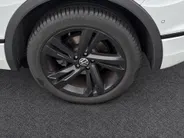 Volkswagen Tiguan 1.4TSIeHybrid 180kW/245PK R-Line Black Style · Panoramadak · Trekhaak · 360°Camera + Parkeersensoren · Stoelverwarming · Garantie t/m 27-07-2027 of 100000km.