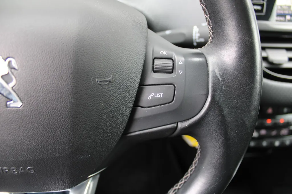 Peugeot 2008 1.2 PureTech Allure | Airco | Cruise | 16' LM |