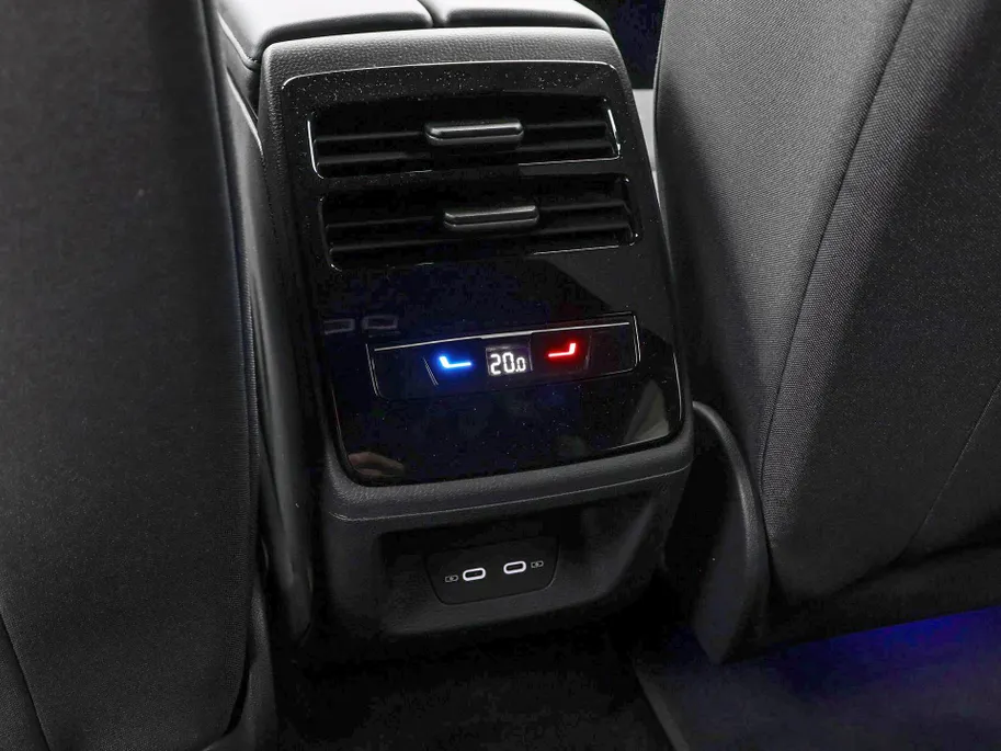 Volkswagen ID.7 Limited Edition 59 kWh accu, 204 PK · Achteruitrijcamera · Draadloze telefoonlader · Sfeerverlichting · Rondomzichtcamera · Voorraad OUTLET · Prijs is inclusief inruilpremie ·