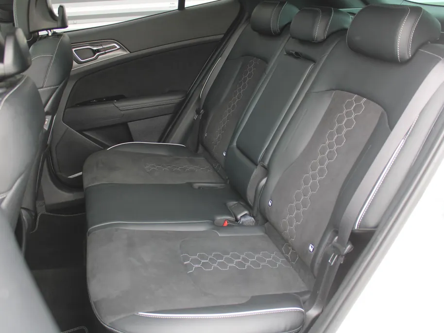 Kia Sportage 1.6 T-GDi Hybrid GT-Line | Stuur-/stoelverwarming | Elek. stoelverstelling + achterklep | Schuifdak | 18' LM | Cruise adapt. | Camera |