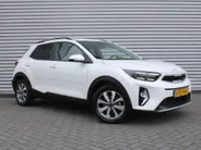 Kia Stonic 1.0 T-GDi MHEV DynamicPlusLine | Stuur-/stoelverwarming | Camera | Cruise | Clima | LED | Navi | 16' LM | Keyless |