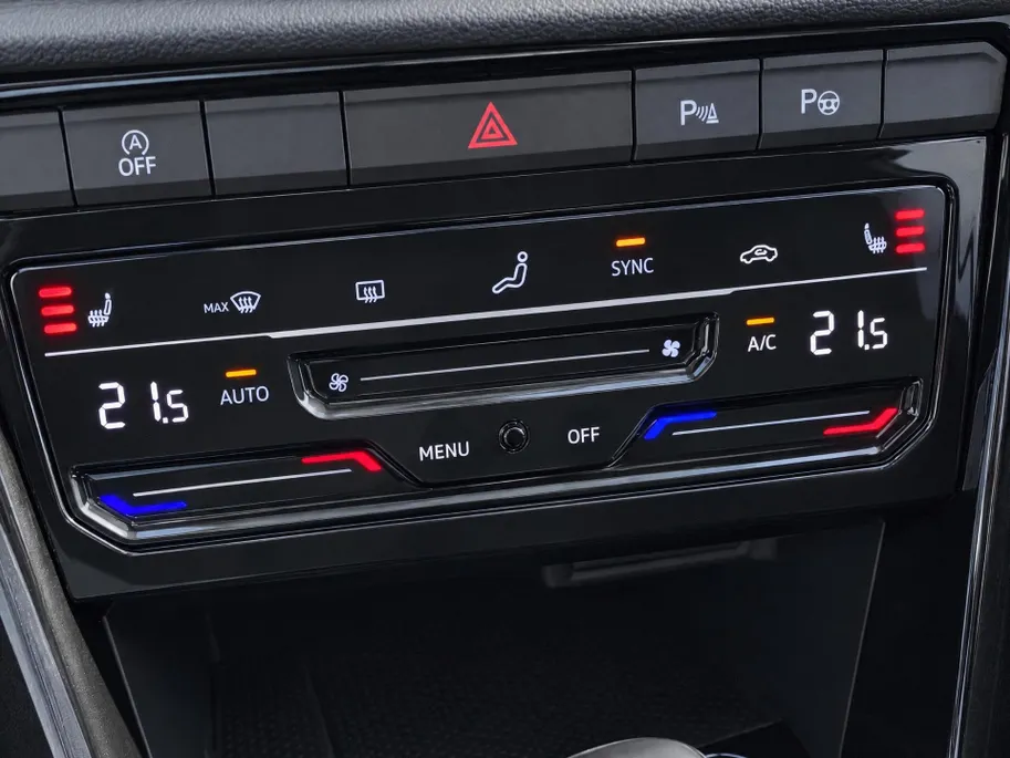 Volkswagen T-Roc 1.5TSI/150PK R-Line Black Style · Panoramadak · Camera + Parkeersensoren · Keyless · Apple/Android Car Play · Stoelverwarming · Garantie t/m 20-08-2027