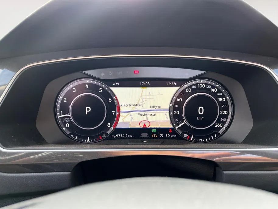 Volkswagen Tiguan 2.0 TSi DSG-aut. 4Motion Highline R-Line NL Auto | 11-2017 | Pano dak | Trekhaak | 20' | Stoelverwarming | Etc.