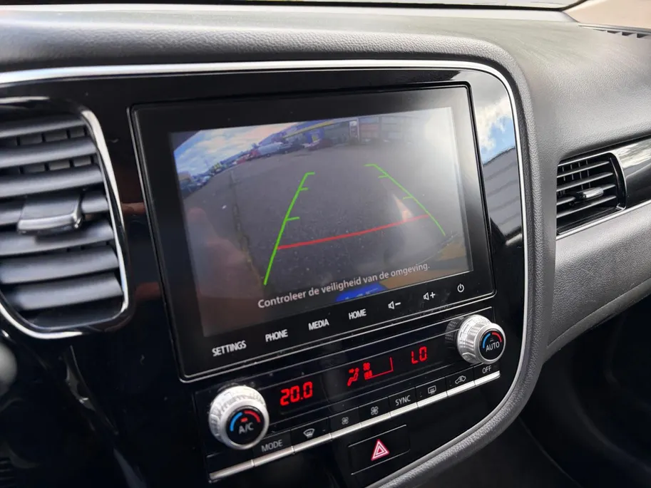Mitsubishi Outlander 2.4 PHEV Intense Apple Carplay/Android Auto , electronic climate controle , leder , stoelverwarming , lm velgen , cruise , trekhaak .