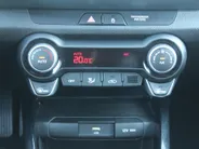 Kia Stonic 1.0 T-GDi MHEV DynamicLine | Navi | Clima | Cruise | Camera | 15' LM | Parkeersensor achter |
