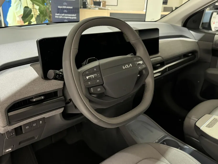 Kia EV3 Plus Advanced 58.3 kWh | NU IN DE SHOWROOM, MAAK NU EEN PROEFRIT!  Private Lease vanaf €429,- p.m. | Gratis Metallic Lak t.w.v. €750,- | Kia Financial lease met 2,99% Rente | 408Km WLTP | Navigatie | Adaptieve cruisecontrol | Stoel en stuur verwarming | K