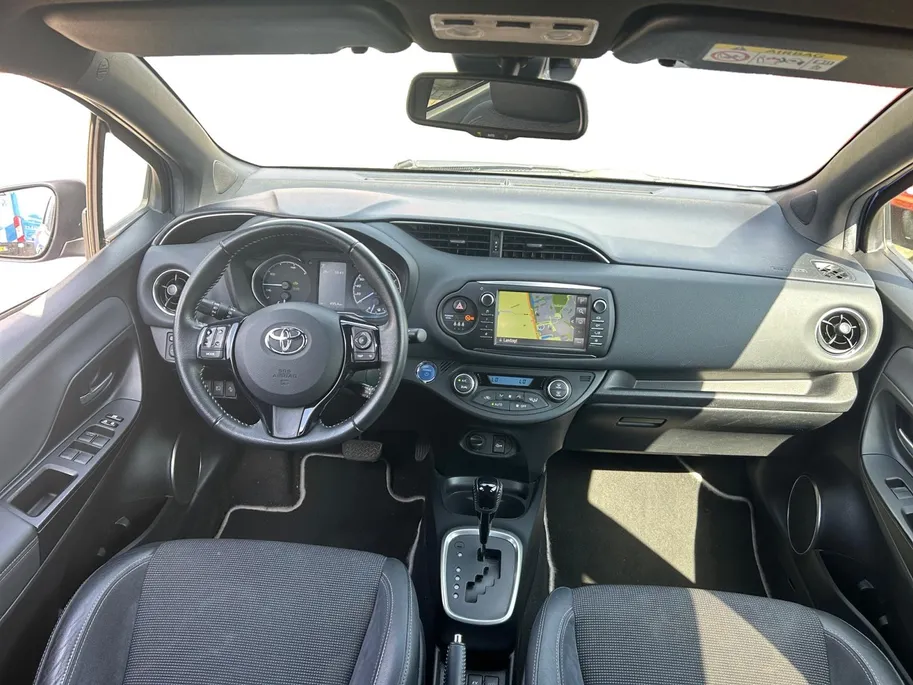 Toyota Yaris 1.5 Hybrid Bi-Tone |Automaat|climate controle| dakspoiler| extra getint glas| 12 maanden Bovag Garantie|
