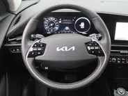 Kia Niro EV Edition Advanced 64.8 kWh | Stuur-/stoelverwarming | Elektr. stoelverstelling | Camera | Cruise adapt. | 17'LM | Clima | 17% bijtelling |