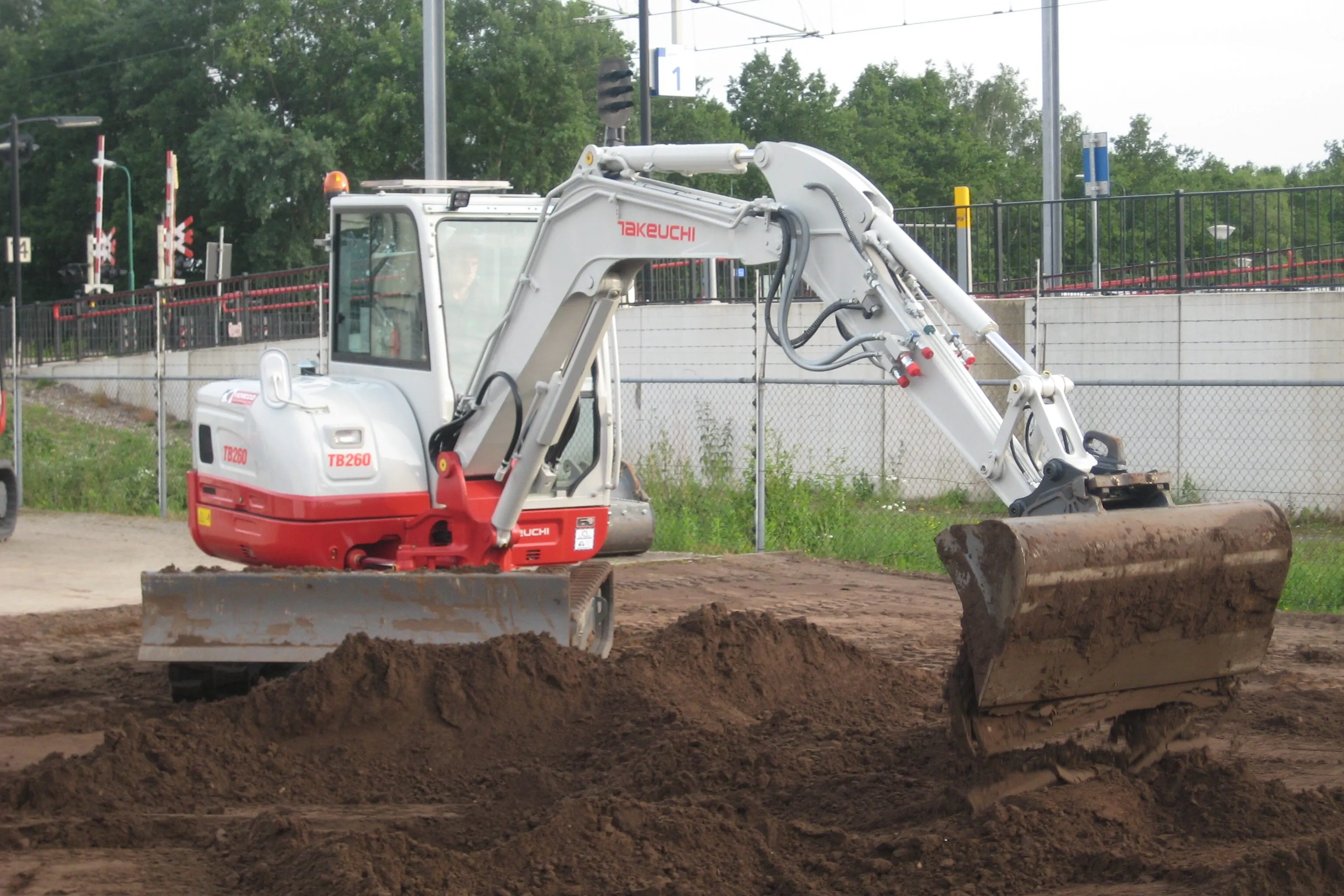 Pelle Takeuchi TB260 avec godet de curage