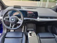 BMW 2 Serie Active Tourer 220i AUTOMAAT | Sensoren | Navigatie | Cruise | 360 Camera | Head-up display | Elektrisch verstelbare stoel | Apple Carplay/Android Auto
