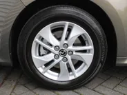 Mazda 2 Hybrid 1.5 Agile | Comfort pakket | Trekhaak | CarPlay | Camera | Stuur-/stoelverwarming | Cruise adapt. | 15' LM |