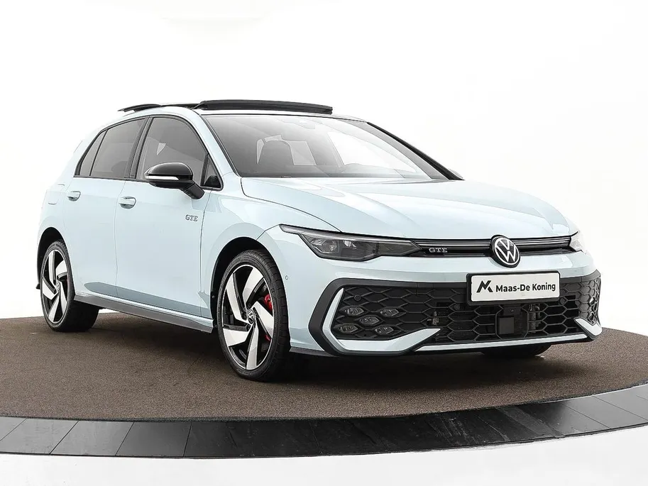 Volkswagen Golf 1.5 eHybrid 272pk DSG GTE · Panoramadak · 360 Camera · Inklap. Trekhaak · Head-Up Display · Matrix LED · Keyless · DCC · Garantie t/m 26-05-2030 of 100.000km