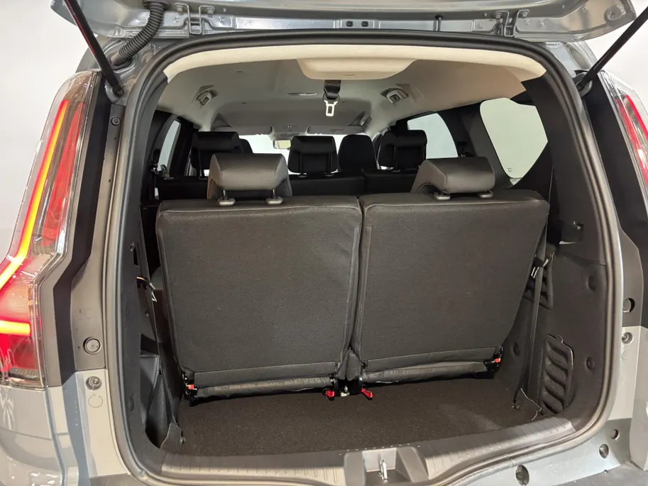 Dacia Jogger 155PK Hybrid Expression 7p. Automaat | DEMO | 7 Zitplaatsen | Camera | Parkeersensoren | Apple CarPlay/Android Auto | Cruise Control | Climate Control | Digital Cockpit | Armsteun | Licht & Regen Sensor |