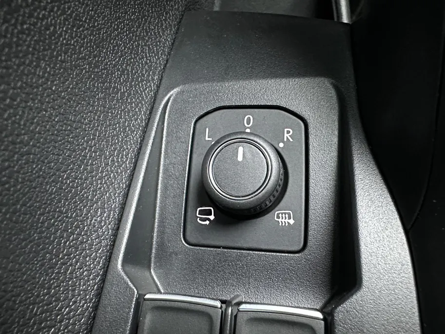 Volkswagen Taigo 1.0 TSI R-Line | Digital Cockpit | Camera | Adaptive Cruise Control | Apple CarPlay & Android Auto | LMV | Climate Control | Parkeersensoren | Verwarmde Spiegels |