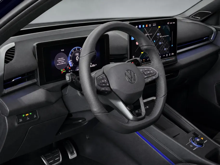 Volkswagen T-Roc 1.5 eTsi R-Line First Edition 150 pk 7 versn. DSG · Achteruitrijcamera · Electrische achterklep · Trekhaak
