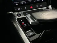 Audi e-tron 55 quattro S Line 300kW/408PK 95 kWh · Panoramadak · Camera + Parkeersensoren · Drive select