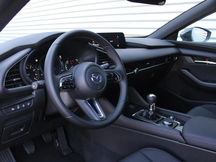 Mazda 3 2.0 e-SkyActiv-X M Hybrid 186 Homura | Stoelverwarming | Camera | Dodehoek detectie | HUD | 18' LM | LED | Cruise adapt. |