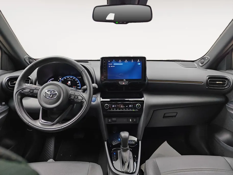 Toyota Yaris Cross 1.5 Hybrid Launch Edition | Slechts 12.000 km! | JBL Audio | Head-Up Display | Adaptieve Cruise Control | Camera | Keyless Entry | Stoel- & Stuurverwarming