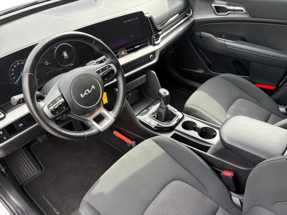 Kia Sportage 1.6 T-GDi MHEV DynamicLine | APPLE CARPLAY/ ANDROID AUTO | NAVI | DAB+ | CAMERA | HANDGESCHAKELD | ORIGINEEL NL | 150PK | 1.650KG TREKGEWICHT | NETTE AUTO |
