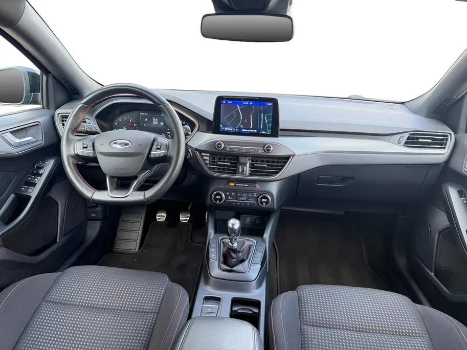 Ford Focus Wagon 1.0 EcoBoost Hybrid ST Line Style | Dealer onderhouden | NL auto | Winter pack | Trekhaak | Navigatie | Apple carplay & Android auto | Parkeersensoren voor en achter | Achteruitrijcamera | Cruise control | Draadloos opladen mobiel | Privacy glas | B