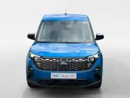 Ford E-Transit Courier Limited 44 kWh 136 pk | DEMO | Adaptive cruise control | Achteruitrij camera | Verdiepte tussenwand | Trekhaak | Navigatie | Direct leverbaar!