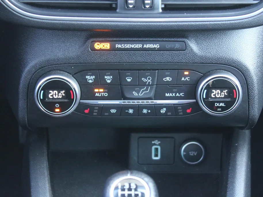 Ford Focus 1.0 EcoBoost Active Business | Trekhaak | Panoramadak | Stuur-/stoel-/voorruitverwarming | Camera | Navi | 18' LM | LED | Cruise adapt. | B&O audio | Zeer nette auto!! |