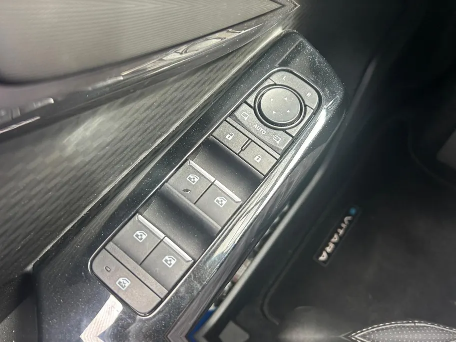 Suzuki e Vitara Style 61 kWh | Apple Carplay/Android Auto | electronic climate controle | 360 Parkeercamera | Panorama dak | Stoelverwarming |